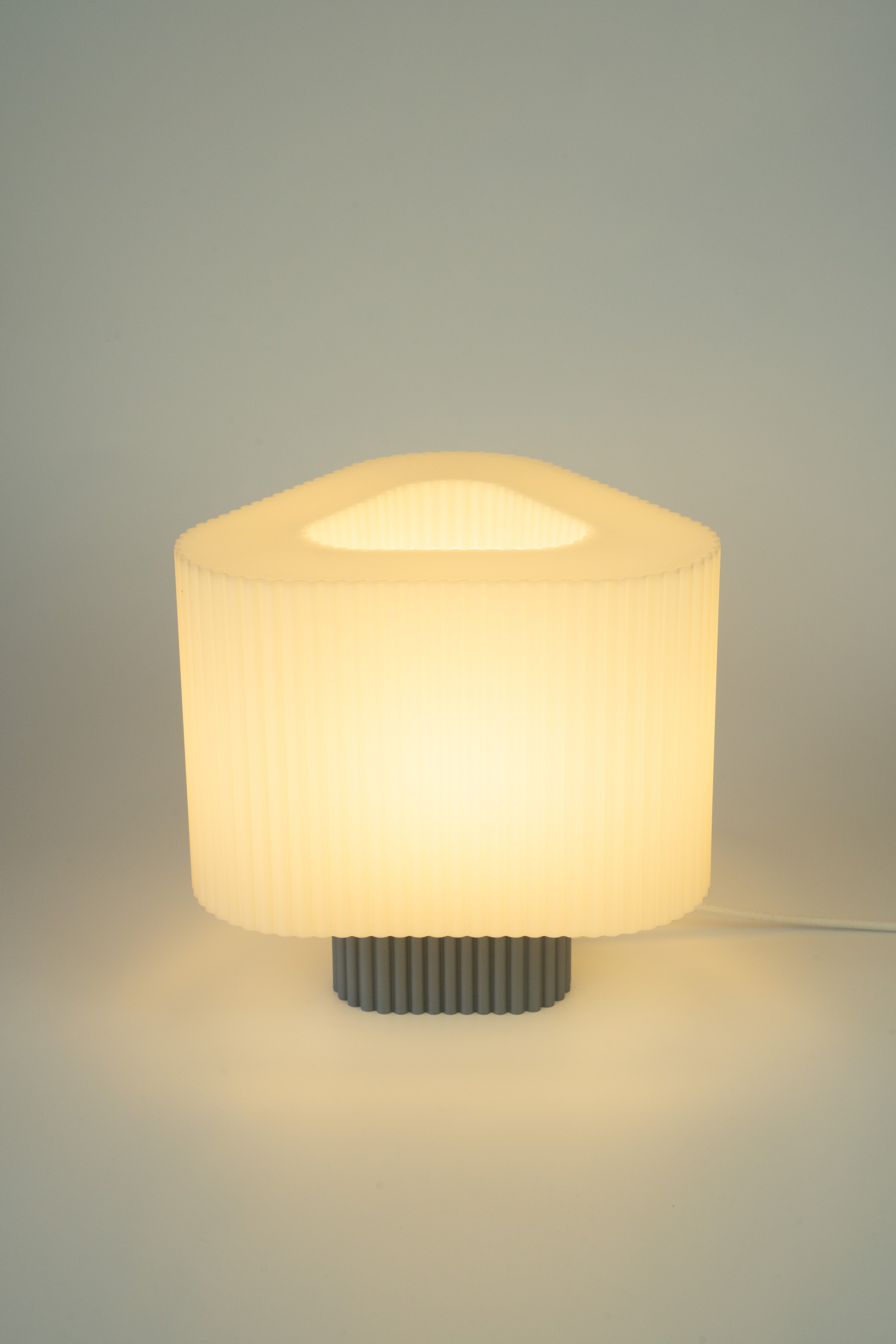 Triola Lampe Ash Grey – Regular